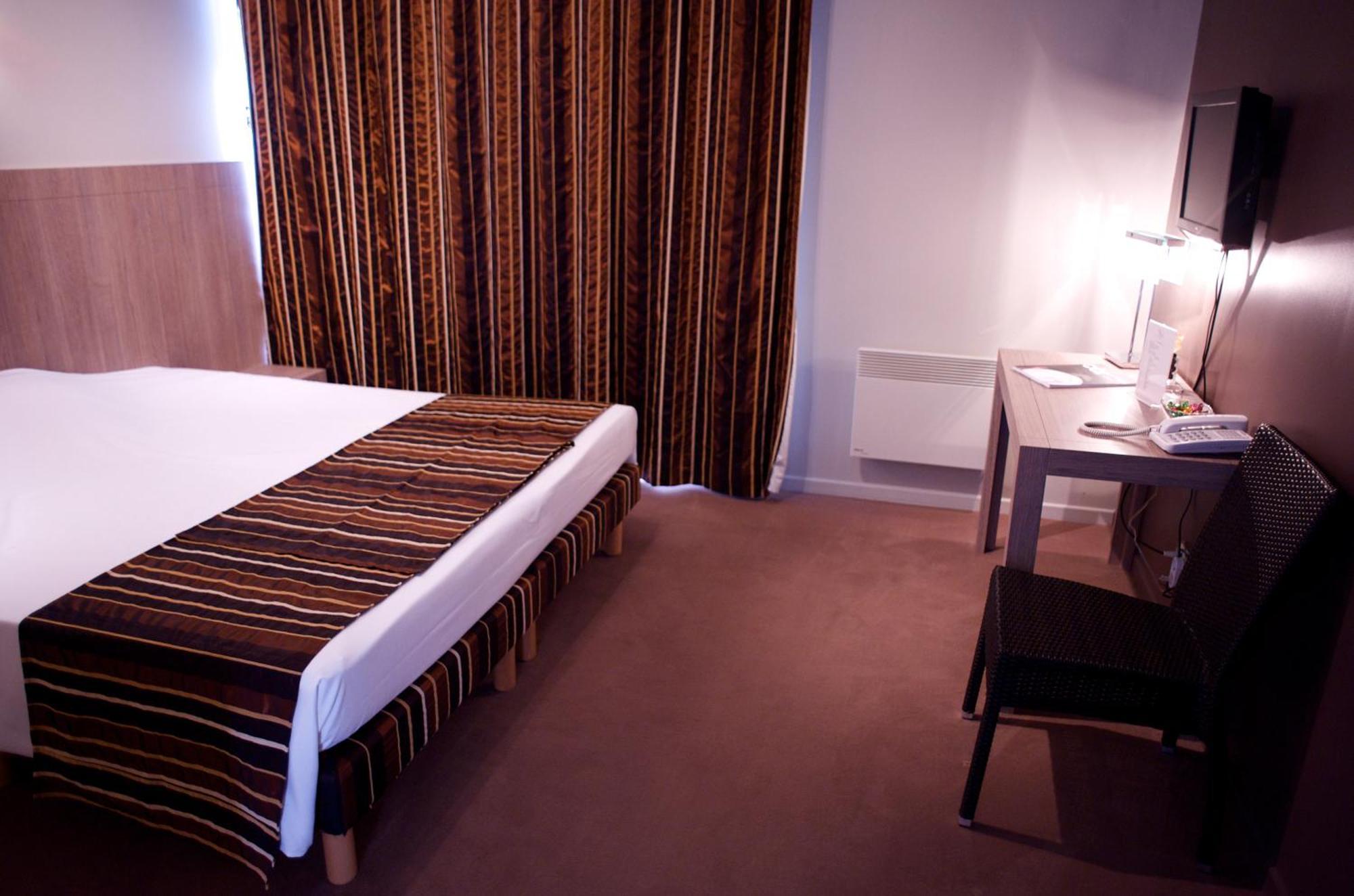 L'Auberge Du Rhone Chavanoz ภายนอก รูปภาพ